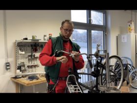 INTEGRAL-Mitarbeiter zeigen ihre Fahrradwerkstatt