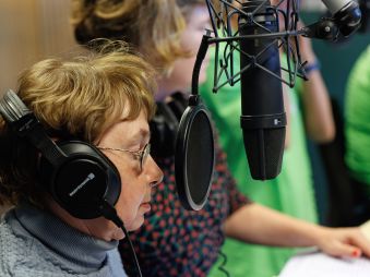 INTEGRAL-Werkstattmitarbeiterin moderiert Wettervorhersage im Radio.